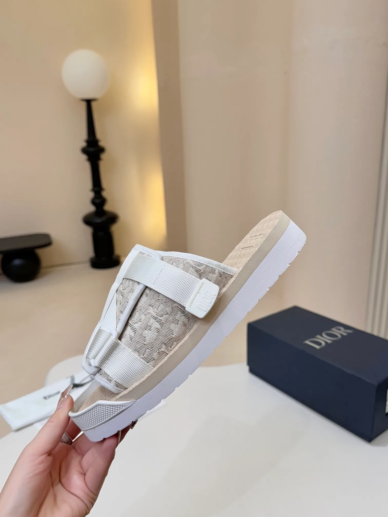 [Dior] P: 300💰 -Size: 38-46 Dior Dior D’s classic men’s slippers, high-end boutique, original material, pure cotton printed canvas upper, fine workmanship, super soft sole, casual, loose and comfortable, a must-have in summer!